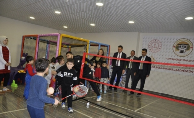 Anaokulu öğrencilerine badminton eğitimi