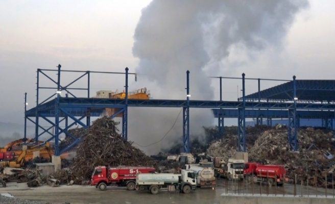 Bartın’da fabrikanın hurdalık deposundaki yangın kontrol altına alındı