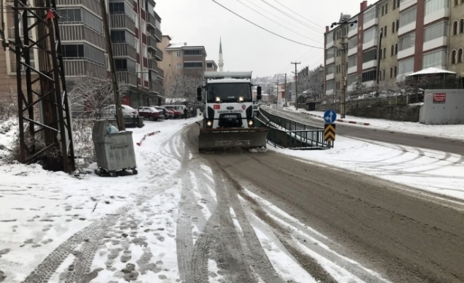 Belediye ekipleri kar küreme ve tuzlama çalışmalarını yaptı