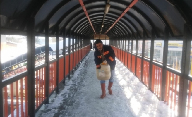 Köprü ve üst geçitler karlar kürendi