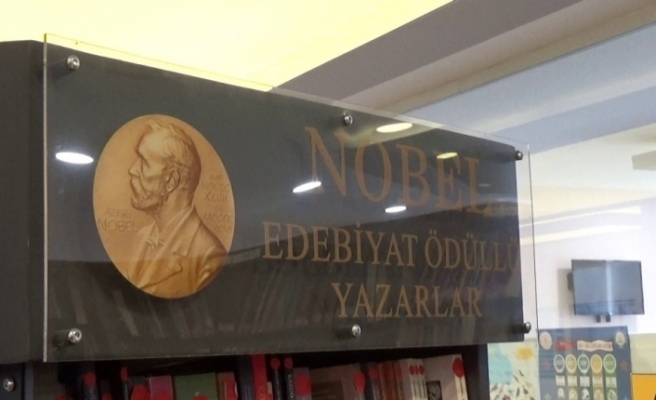 Nobel ödüllü yazarların kitapları kütüphanede ayrı sergileniyor