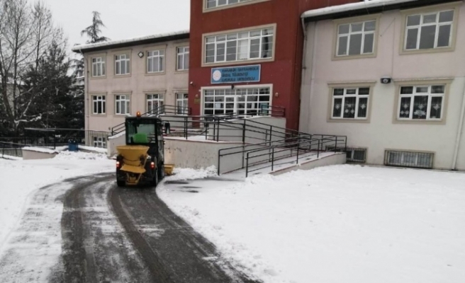 Okul önlerindeki karlar temizlendi