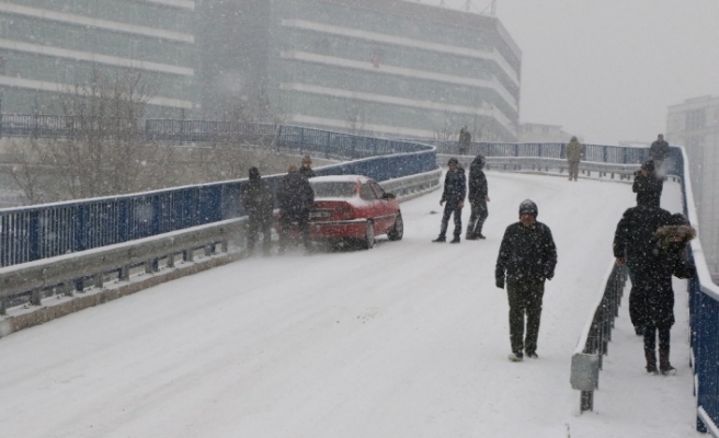 Sürücüler buzlu yollarda hakimiyet sağlamakta zorlandı