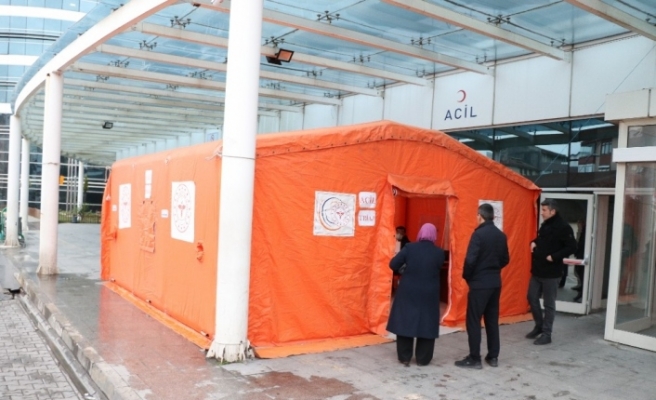 Hastane bahçesine Acil Triaj çadırı kuruldu