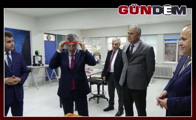 Vali Bektaş BİLSEM'in maske imalatını inceledi