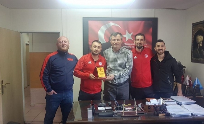 Zonguldakspor taraftarlarından spor adamına plaket