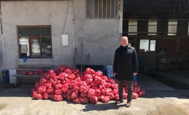 Başkan Ercan kapı kapı gezerek belde halkına patates soğan dağıttı