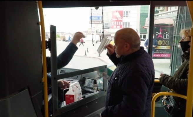 Düzce’de belediye otobüsüne maskesiz binenlere maske veriyor