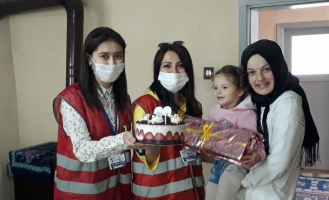 Evden çıkamayan 3 yaşındaki Zeynep’e doğum günü sürprizi
