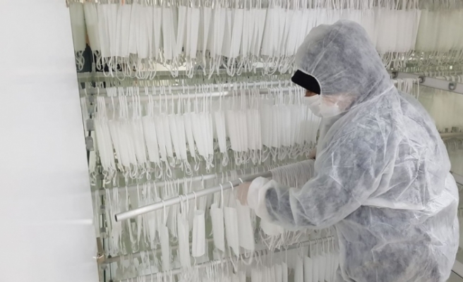 Karabük Belediyesi ürettiği 350 bin maskeyi iyonize buhar makinesi ve dezenfektan buharı ile de temizleyerek dağıtıyor