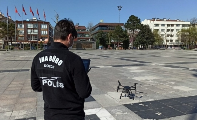 Terasta bisiklet süren kişi drone ile görüntülendi