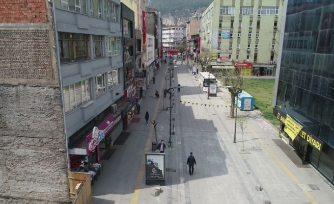 Yasak olmamasına rağmen Karabük’te sokak ve caddelerde sessizlik hakim oldu