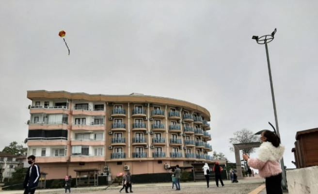 Akçakoca’da çocuklar uçurtma uçurdu parklarda oynadı