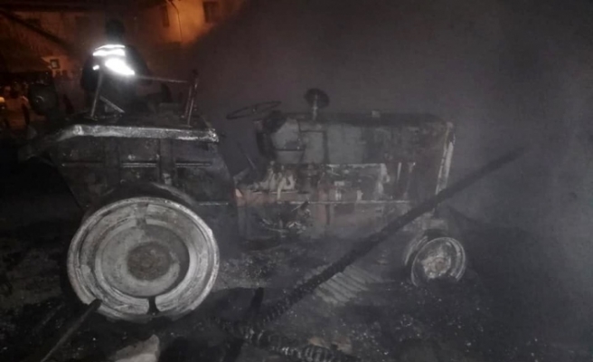 Karabük’te çıkan yangında 2 samanlık ve 1 traktör yandı