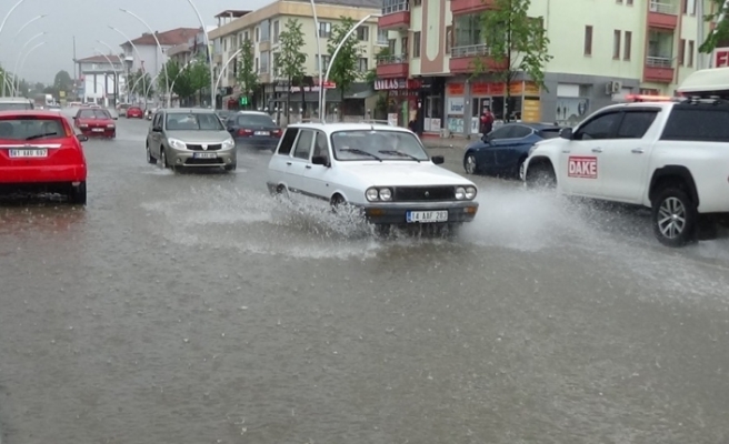 Düzce’de cadde ve sokaklar sular altında kaldı
