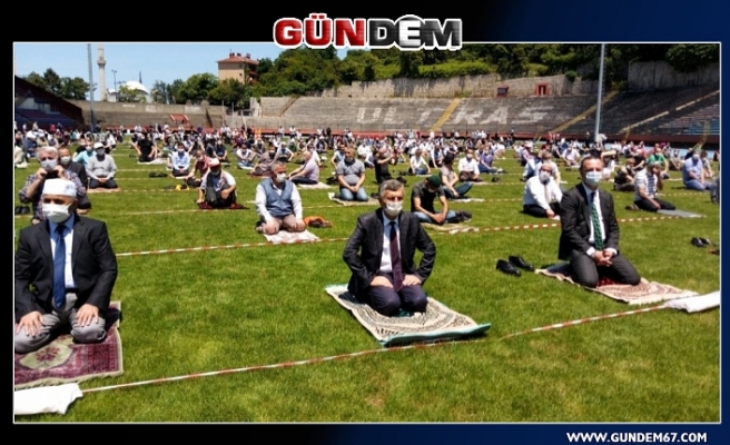 Zonguldak, Cuma namazı için stadyuma akın etti