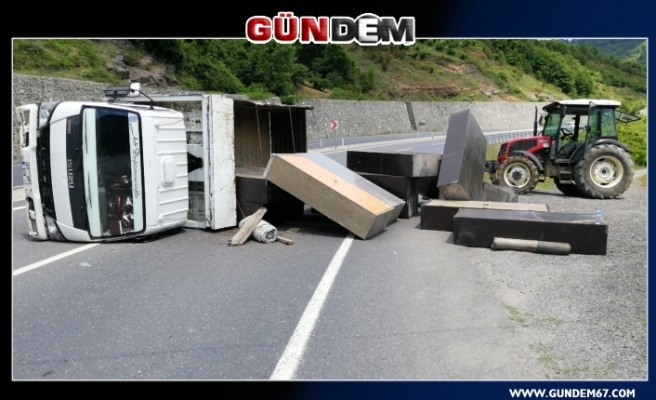 Zonguldak’ta dolap taşıyan kamyonet devrildi