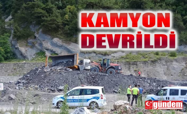 HARFİYAT KAMYONU DEVRİLDİ