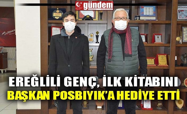 EREĞLİLİ GENÇ, İLK KİTABINI BAŞKAN POSBIYIK’A HEDİYE ETTİ