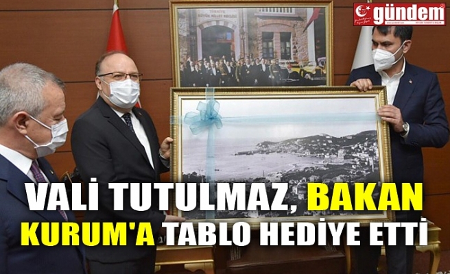 VALİ TUTULMAZ, BAKAN KURUM'A TABLO HEDİYE ETTİ