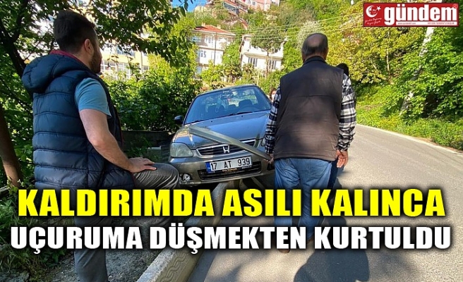 KALDIRIMDA ASILI KALINCA UÇURUMA DÜŞMEKTEN KURTULDU