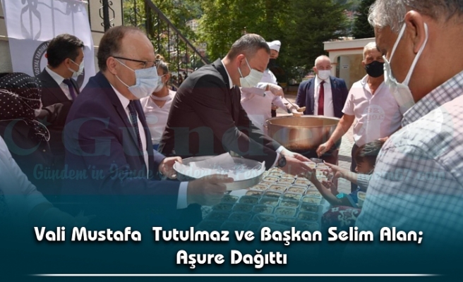 Vali Mustafa  Tutulmaz ve Başkan Selim Alan; Aşure Dağıttı