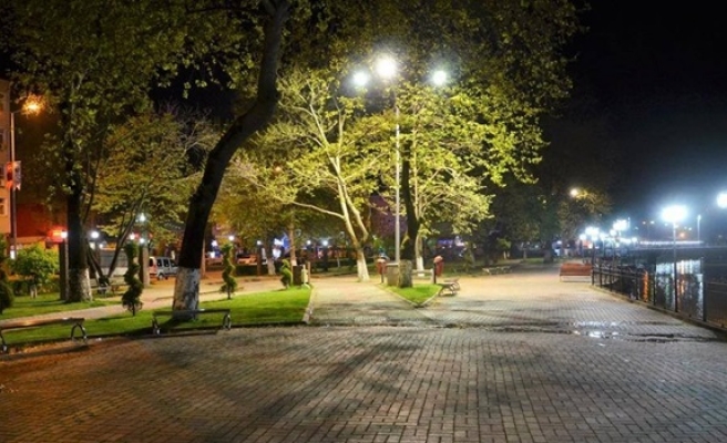 Alaplı ´da Atatürk Parkı ışıklandırıldı