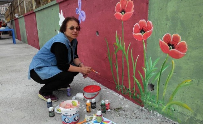 Gönüllü kadınlar sahildeki duvarı resimlerle süsledi