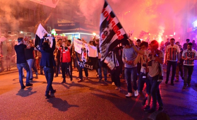 Beşiktaş taraftarları şampiyonluğu yağmur altında kutladı