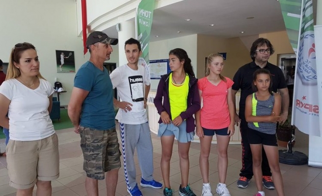 Cumhuriyet Ortaokulu´nun Tenisci kızları  Türkiye 2.si oldu