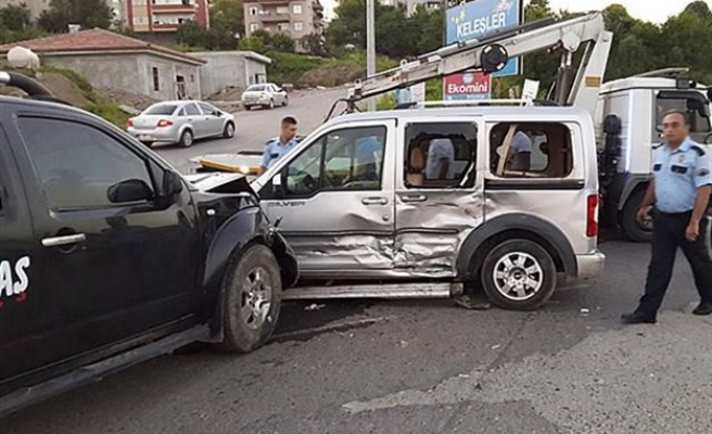 Ereğli ´de iki ticari kamyonetin çarpışması sonucu 1 kişi yaralandı