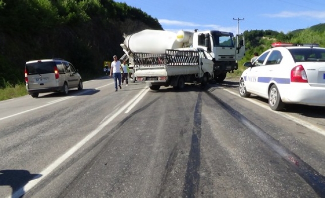 Ereğli´ de beton mikseri ile kamyonet çarpıştı: 3 Yaralı