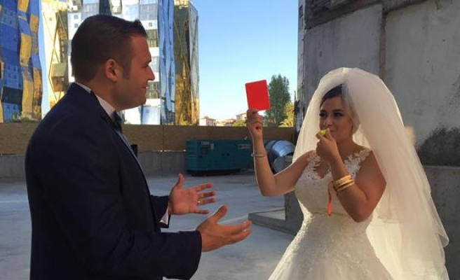 Nikahlandığı eşine kırmızı kart gösterdi