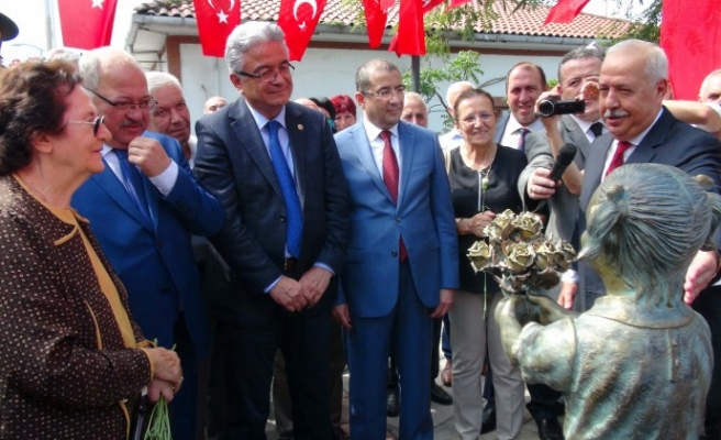 Mustafa Kemal Atatürkü çiçekle karşılayan Ayten Alperin heykeli açıldı