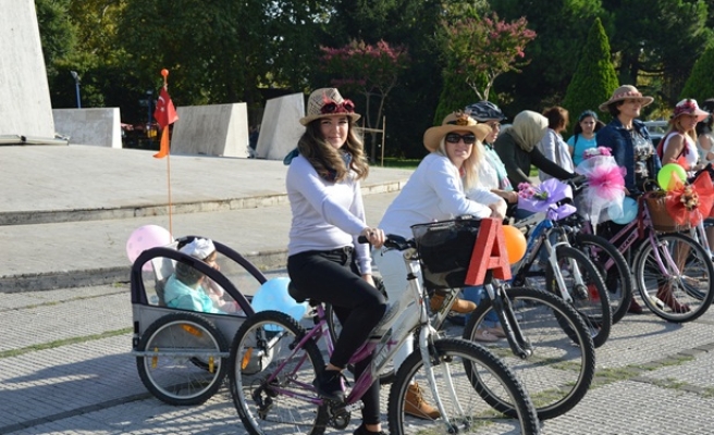 Süslü Kadınlardan renkli bisiklet turu