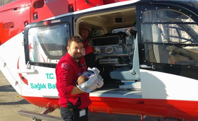 Ambulans helikopterler 2 aylık bebek için seferler oldu