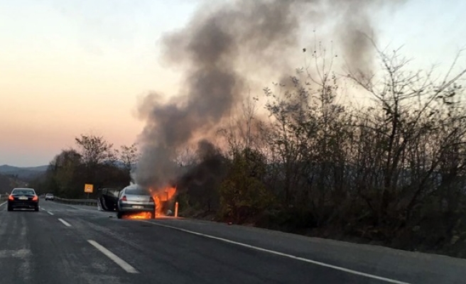 Zonguldak-Ereğli karayolunda seyir halindeki otomobil alev topuna döndü