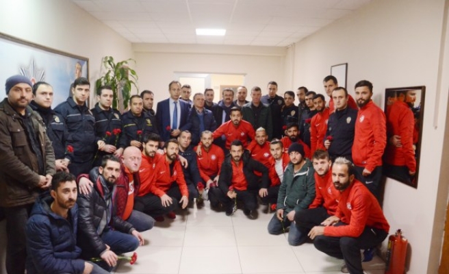Kömürsporlu yönetim ve futbolculardan Çevik Kuvvete ziyaret