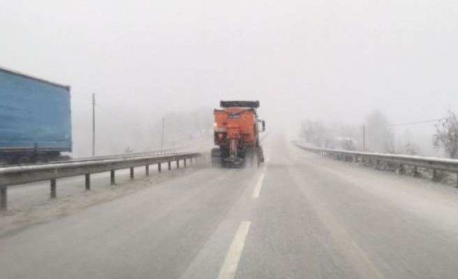 Düzce-Zonguldak karayolunda yoğun kar yağışı