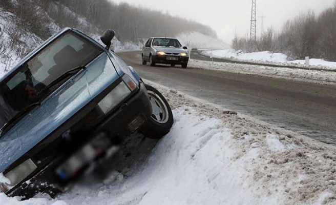 Şiddetli kar yağışı nedeniyle araçlar yollarda kaldı