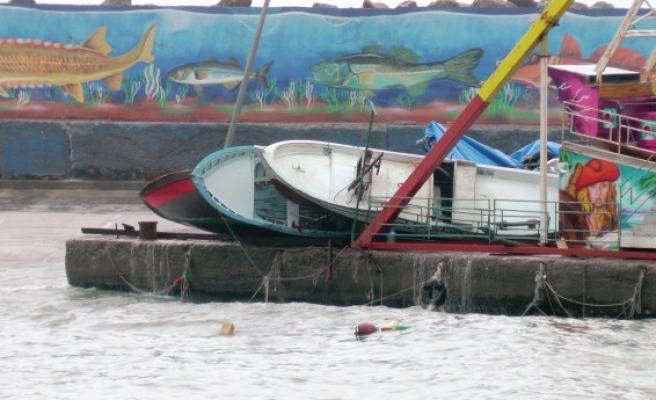 Fırtına ve dev dalgalar nedeniyle balıkçı barınağı savaş alanına döndü