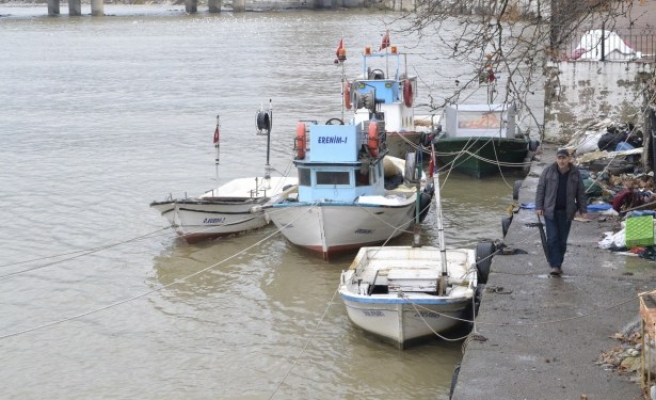 Balıkçı tekneleri fırtına çayda mahsur kaldı