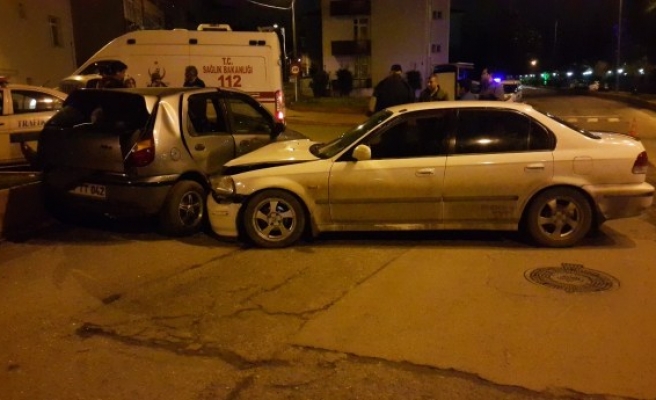 Ereğli´de iki otomobilin çarpışması sonucu 2 kişi yaralandı