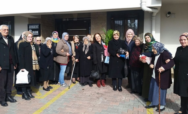 AK Partili kadınlar huzurevi sakinlerini misafir etti