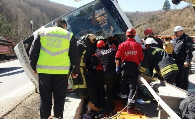 Türk Metal Sendikası otobüsü devrildi. Ölü ve yaralılar var
