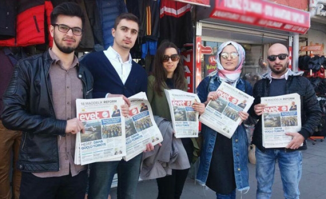 AK Gençlik, Evet Gazetesi dağıttı