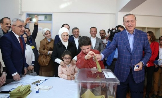 Cumhurbaşkanı Erdoğan, oyunu Saffet Çebi İlkokul'unda Kullandı