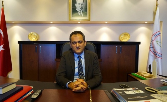 Rektör Özer, 19 Mayıs Atatürkü Anma Gençlik ve Spor Bayramı kutladı