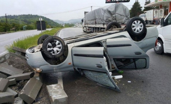 Bolu'da takla atan otomobilde iki kişi yaralandı