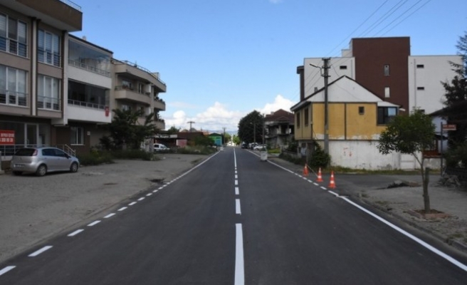 Asfaltlanan cadde ve sokaklara yol çizgileri çiziliyor